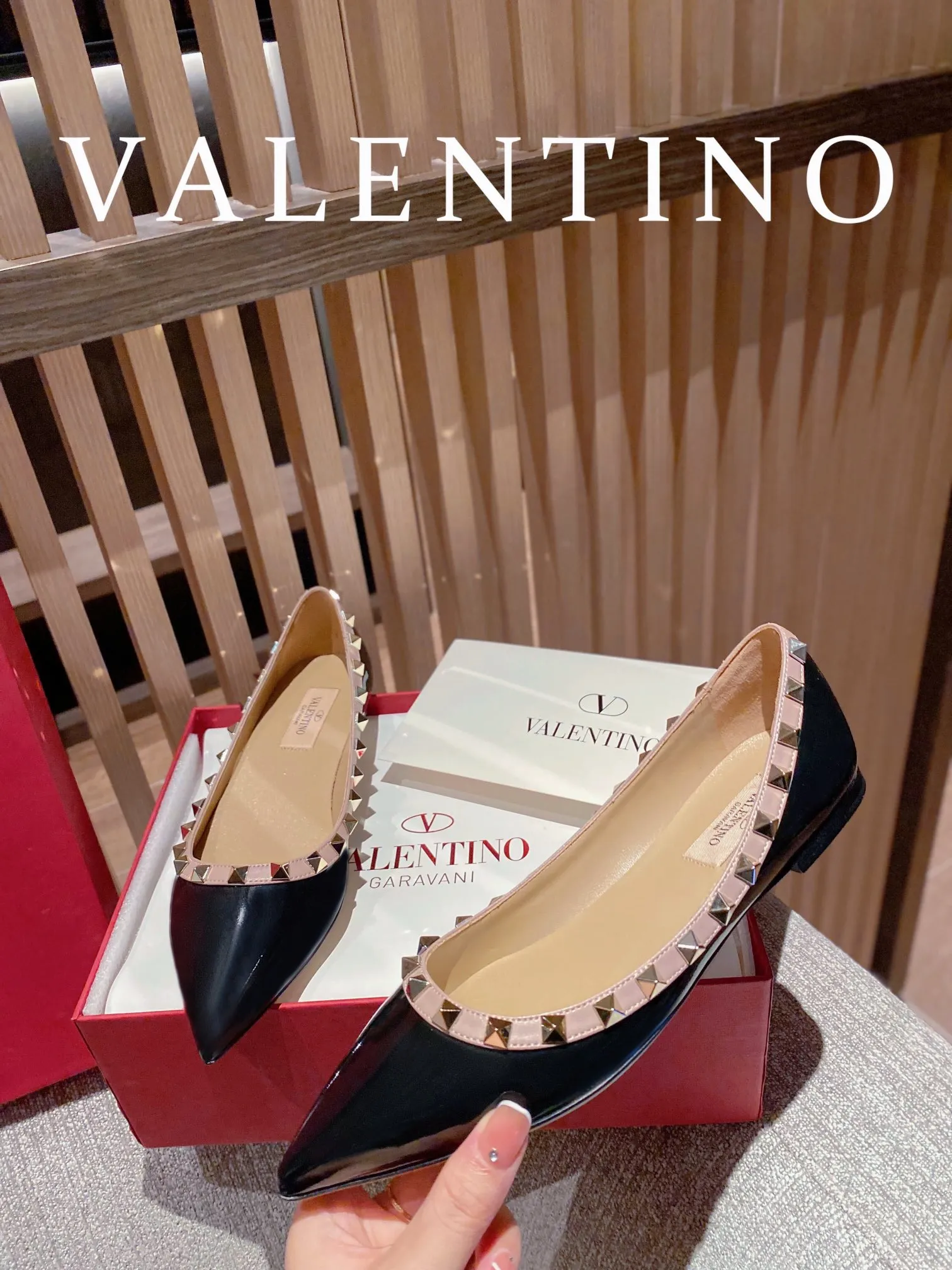 👟👟Ex-factory price P520👟👟 Women's shoes, women's clothing 𝙑𝙖𝙡𝙚𝙣𝙩𝙞𝙣𝙤/Valentino𝙑𝙏 🎁Latest colors😍ʚ😊ɞ has been an Italian national treasure brand since the 1960s. Timeless and deeply rooted in people's hearts❤ Never out of date. One of the must-have items 〰 ɪɴѓᴏʀᴍᴀᴛɪᴏɴ 〰♡ There are many colors for you to choose from💝Original molded electric rivets (non-oxidized) High-end customized imported cowhide➠Mirror patent leather❗️Details in place🆚Exclusive color card💯Comfortable sheepskin lining✅Imported Italian leather outsole🇮🇹 Code number: 35-39 (34.40.41.42) additionally customized♡♡